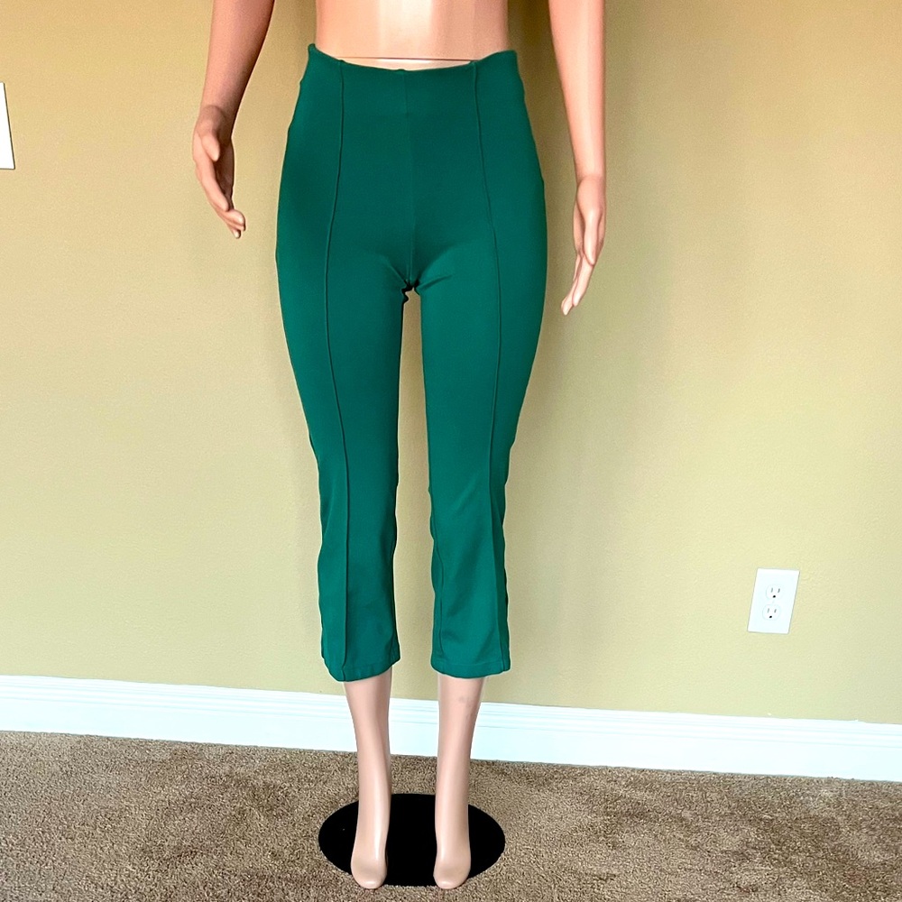 Women's Green Cropped Pants. Size XS. Great Stretch!